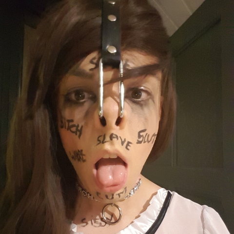 Girlfriend piercing sissy licking